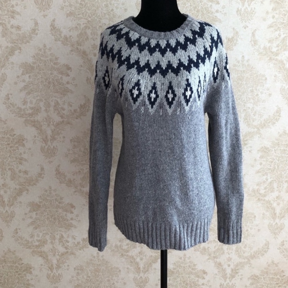 BNWT Wind River sweater